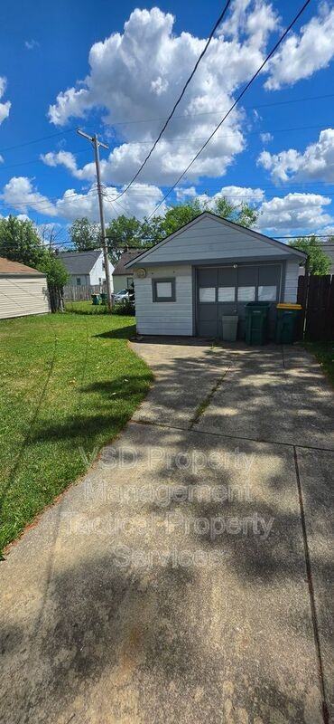 19268 Stafford Ave - Photo 3 of 24