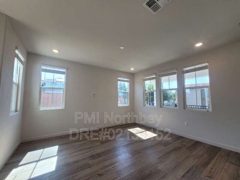 109 Clownfish St - Photo 2 of 23
