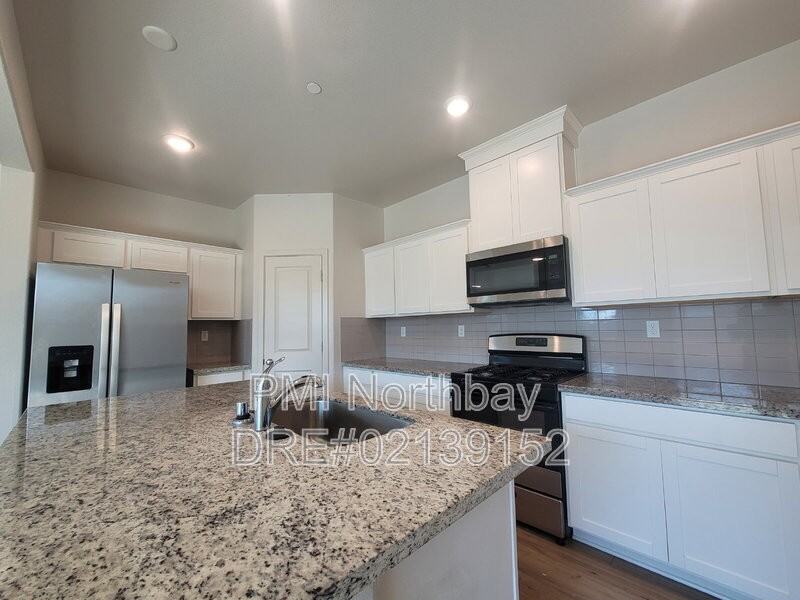 109 Clownfish St - Photo 4 of 23