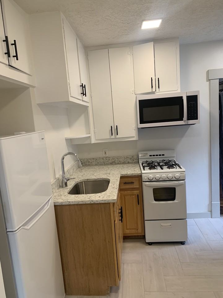 114 Elm St Ne - Photo 7 of 13