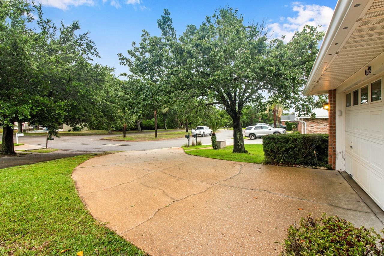 4678 Windstarr Dr - Photo 4 of 33