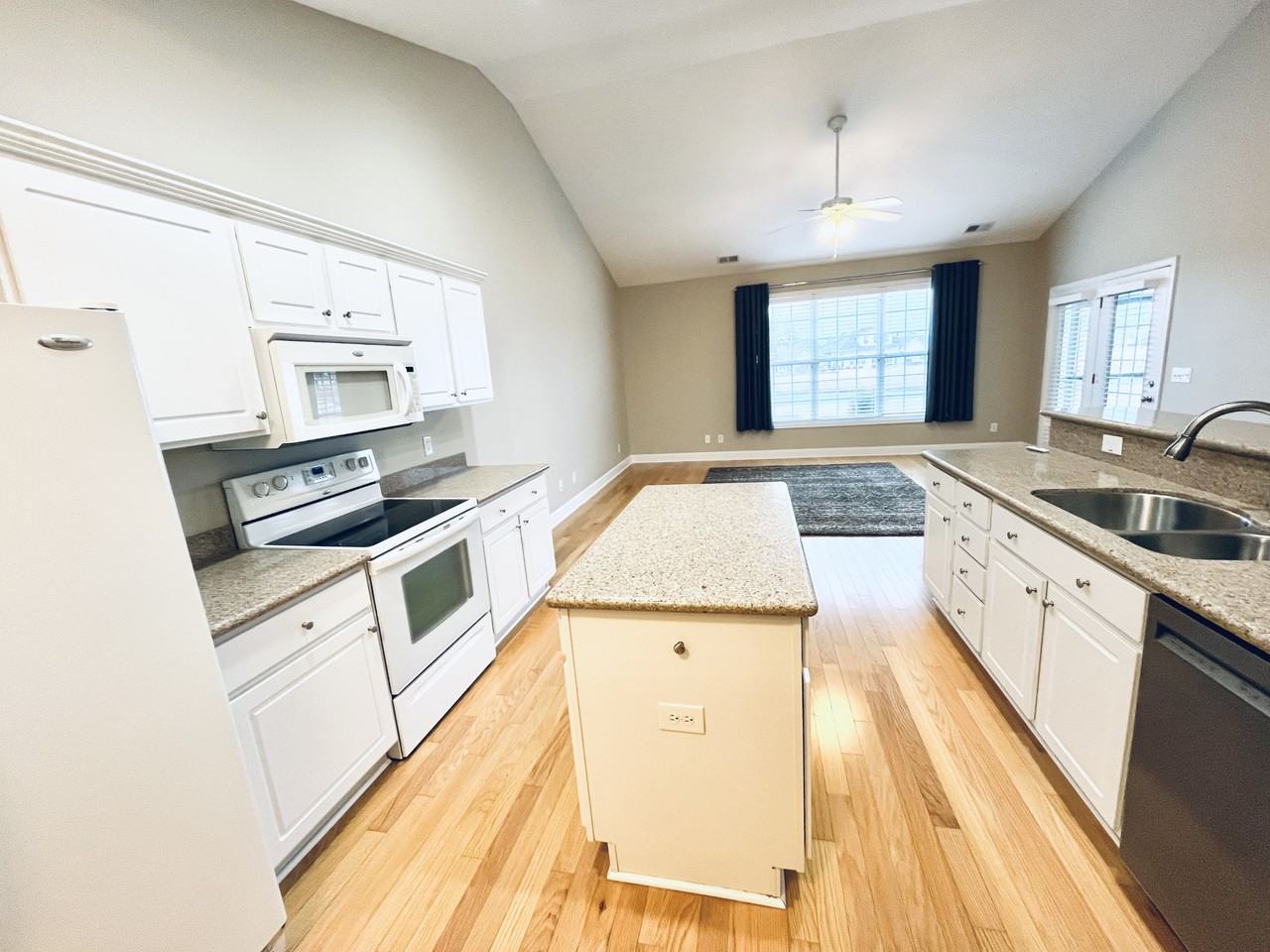 284 Viareggio Rd - Photo 7 of 37