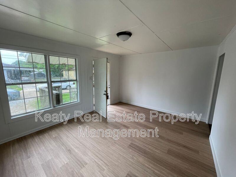 111 Dora St - Photo 4 of 21