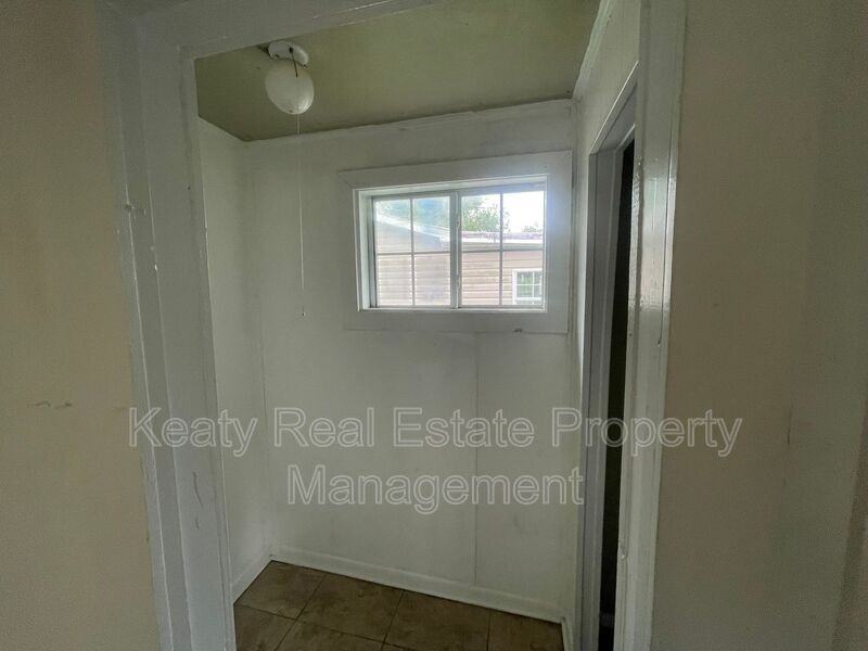 111 Dora St - Photo 7 of 21