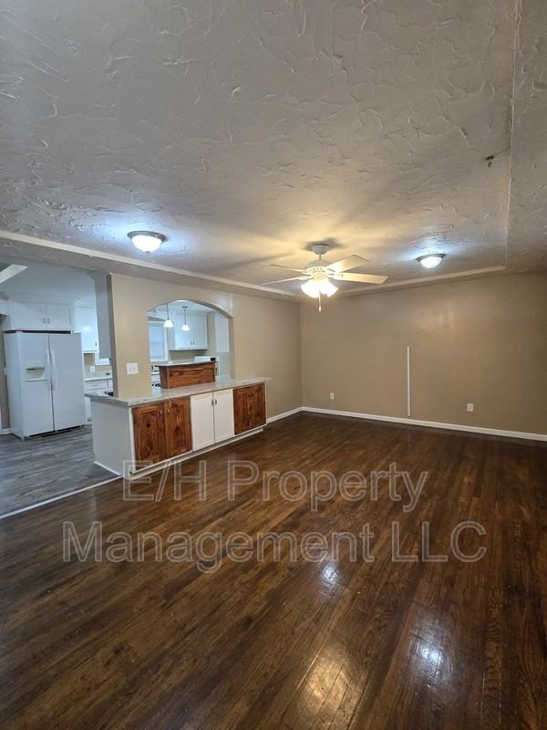 635 N Andover Rd - Photo 2 of 32