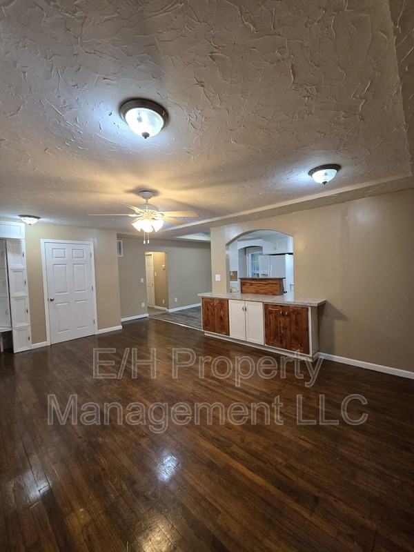 635 N Andover Rd - Photo 3 of 32