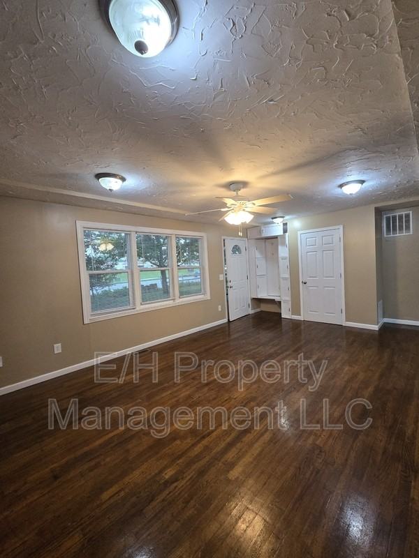 635 N Andover Rd - Photo 4 of 32