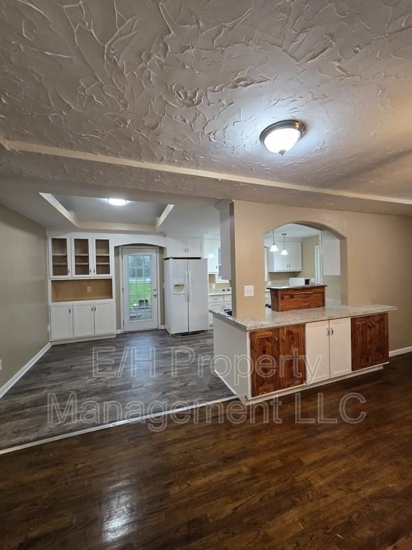 635 N Andover Rd - Photo 6 of 32