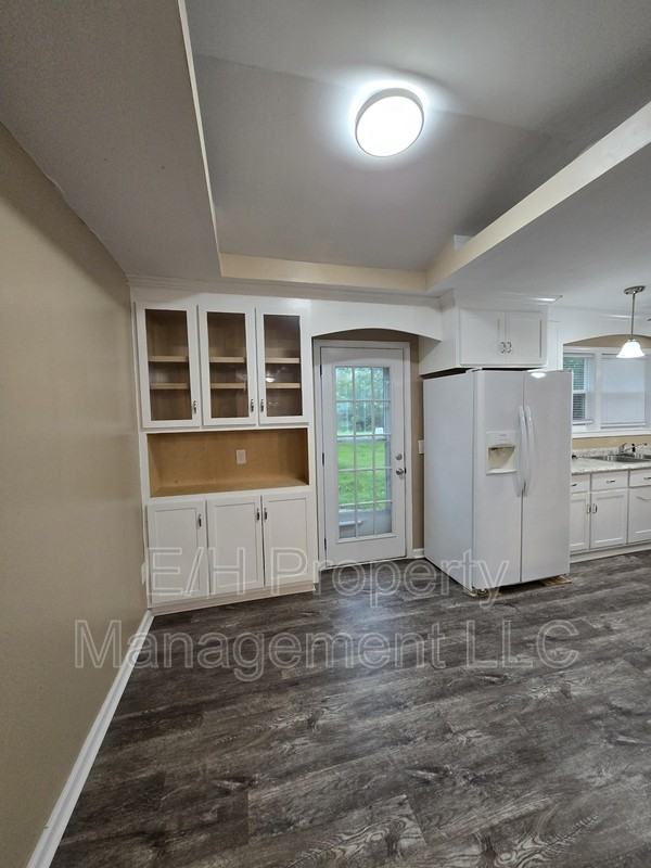 635 N Andover Rd - Photo 7 of 32