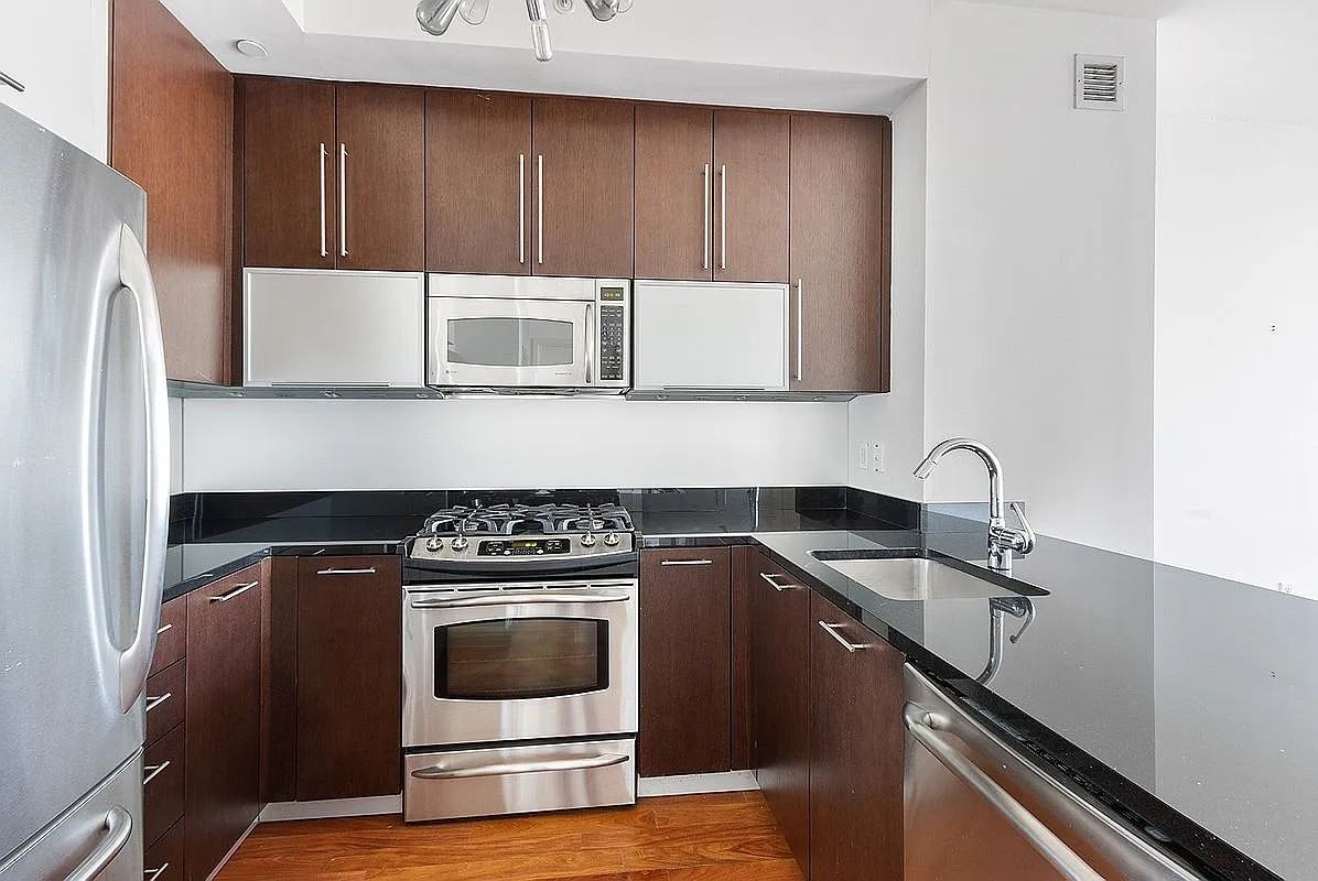 100 Jay St - Photo 4 of 10