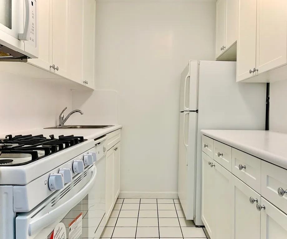 3333 Henry Hudson Pkwy #16V - Photo 2 of 3