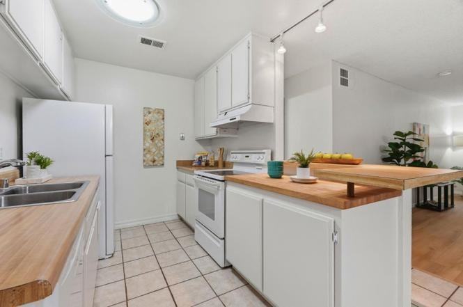 259 N Capitol Ave - Photo 2 of 4