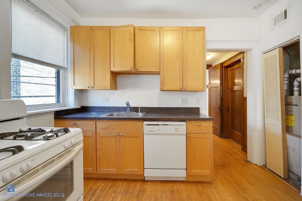 2774 N Kenmore Ave #3 - Photo 2 of 16