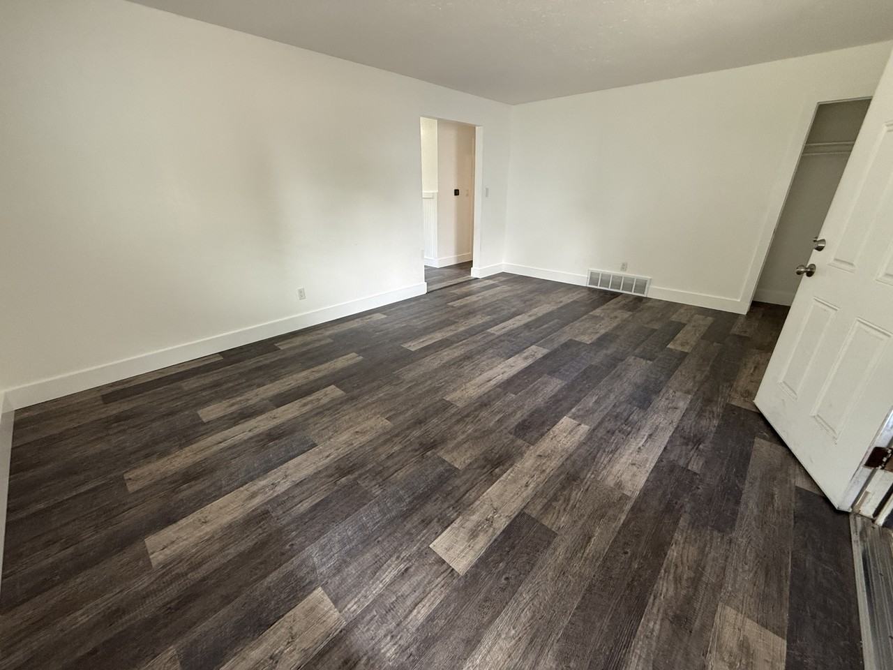 4716 Diana Drive - Photo 6 of 24