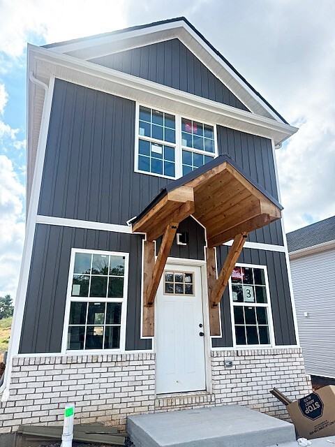 921 Martin St - Photo 2 of 8
