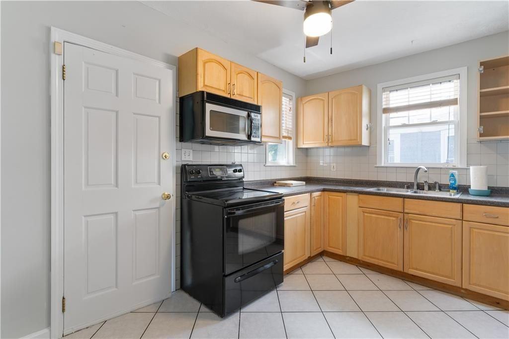 157 Irving Ave - Photo 4 of 29