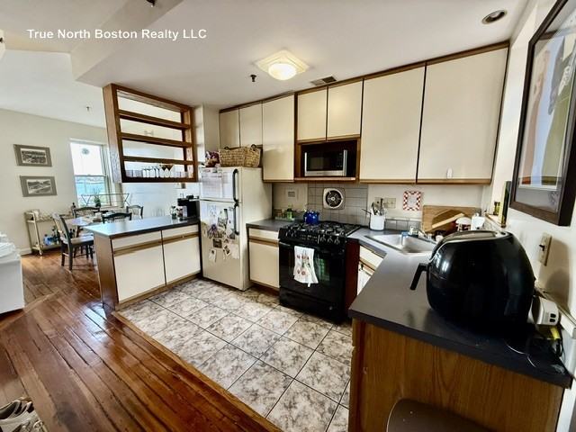 492 Commercial St #4 - Photo 7 of 17