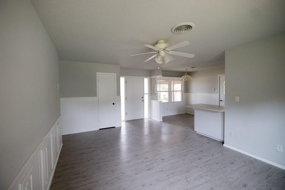 5402 48th St - Photo 3 of 11