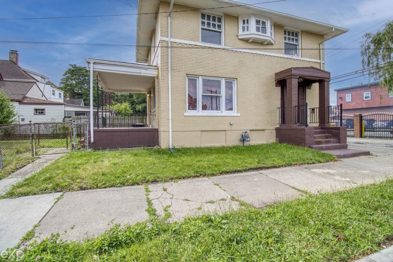 5421 Toledo St - Photo 2 of 49