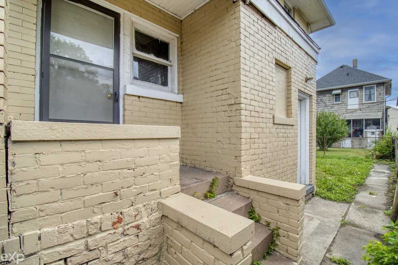 5421 Toledo St - Photo 5 of 49