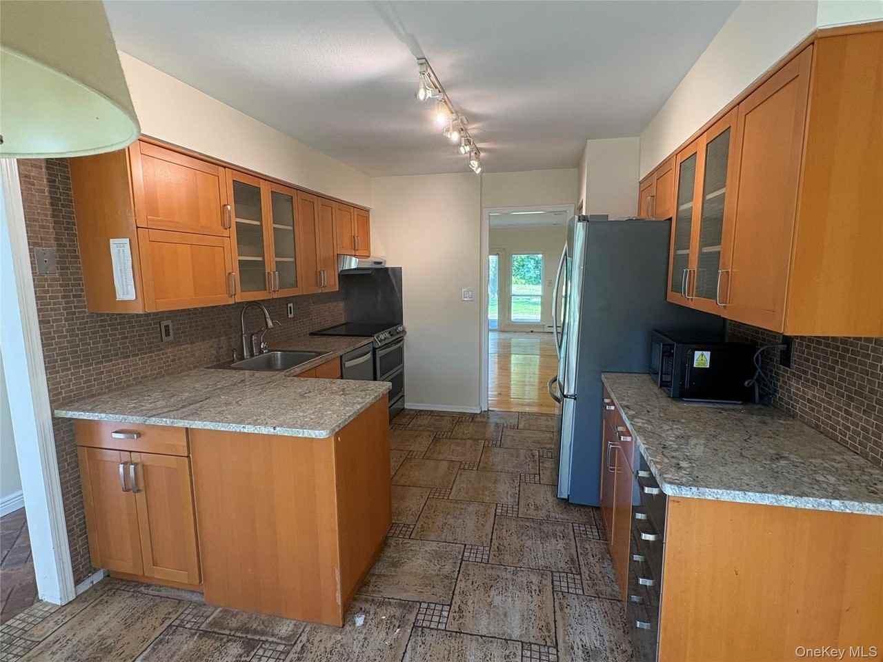 5 Manors Dr - Photo 3 of 17