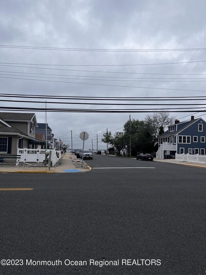 1100 Barnegat Ave - Photo 3 of 36