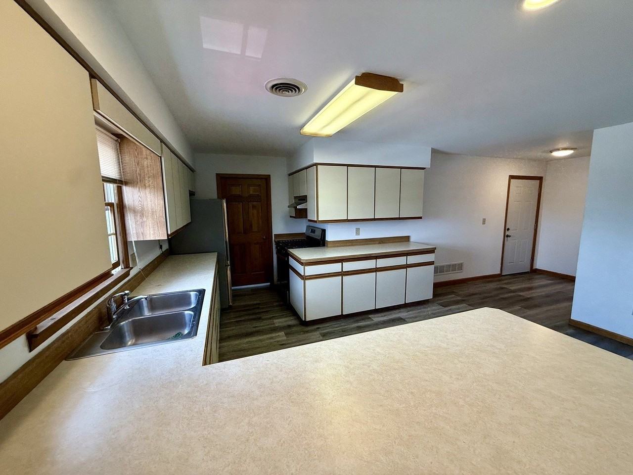 1617 N Bridge St - Photo 4 of 11