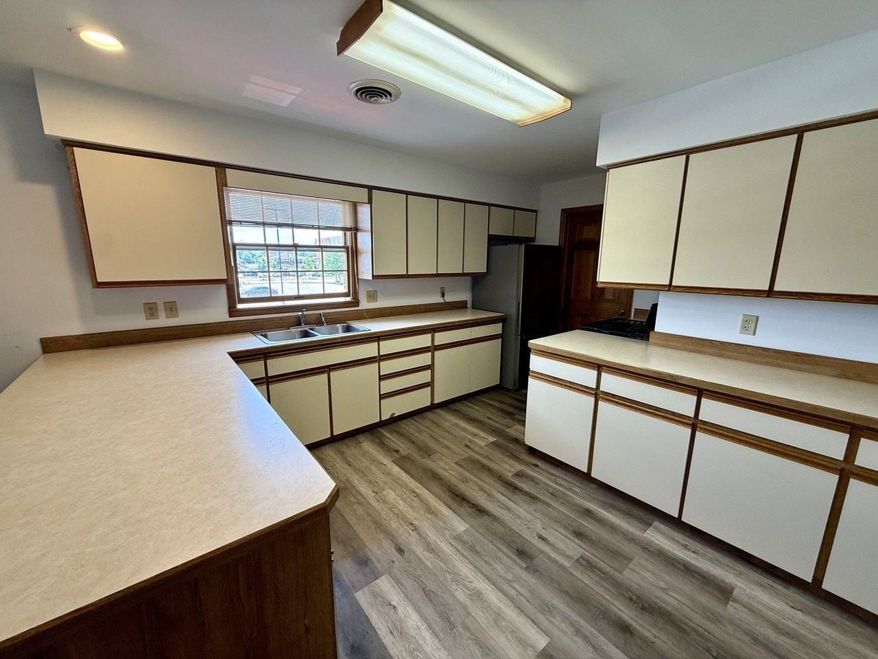 1617 N Bridge St - Photo 5 of 11