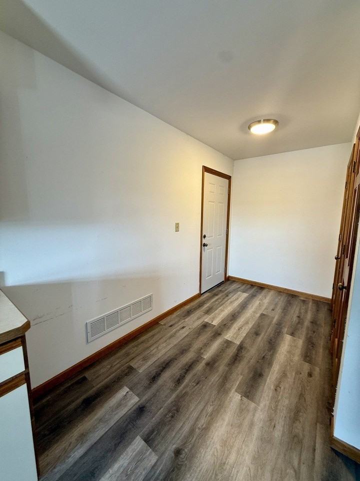 1617 N Bridge St - Photo 7 of 11