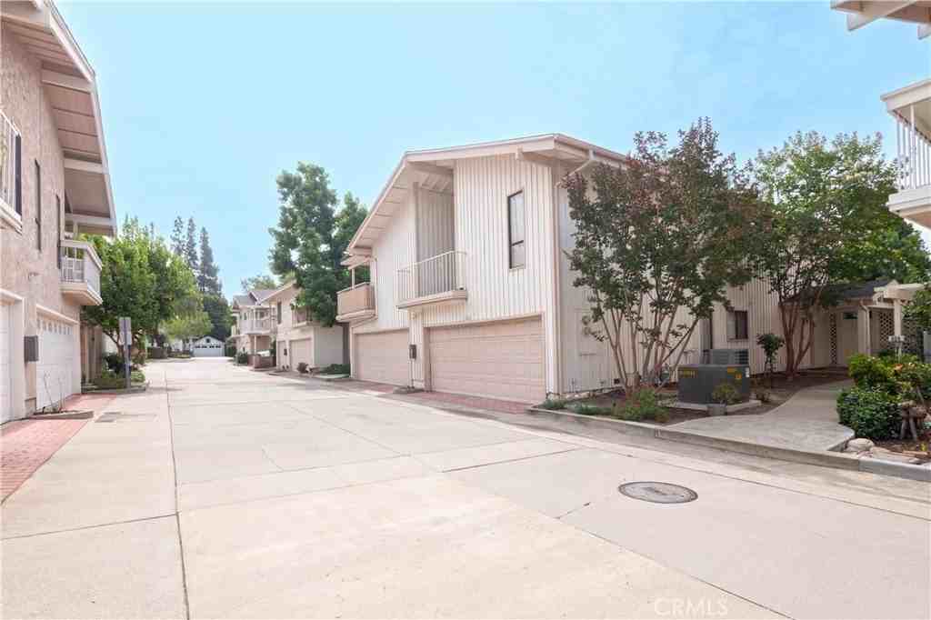 328 W 7th St - Photo 3 of 37