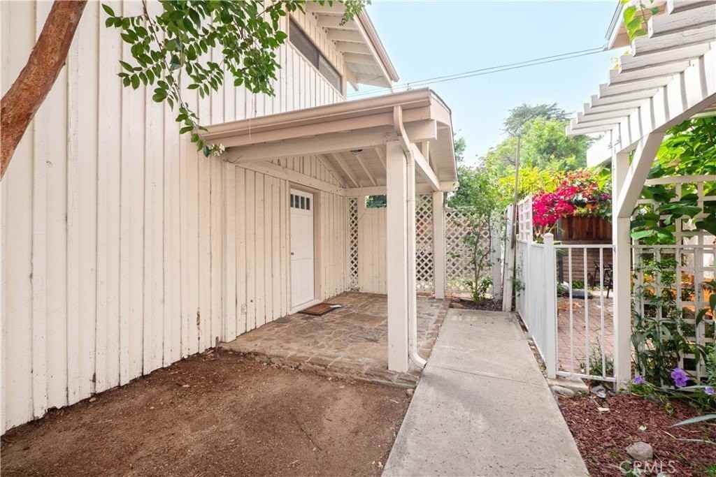 328 W 7th St - Photo 5 of 37