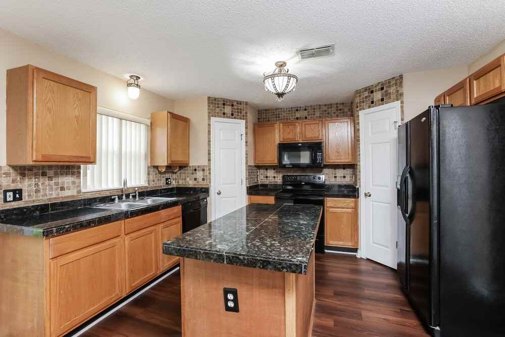 1762 Hillandale Ave - Photo 5 of 17