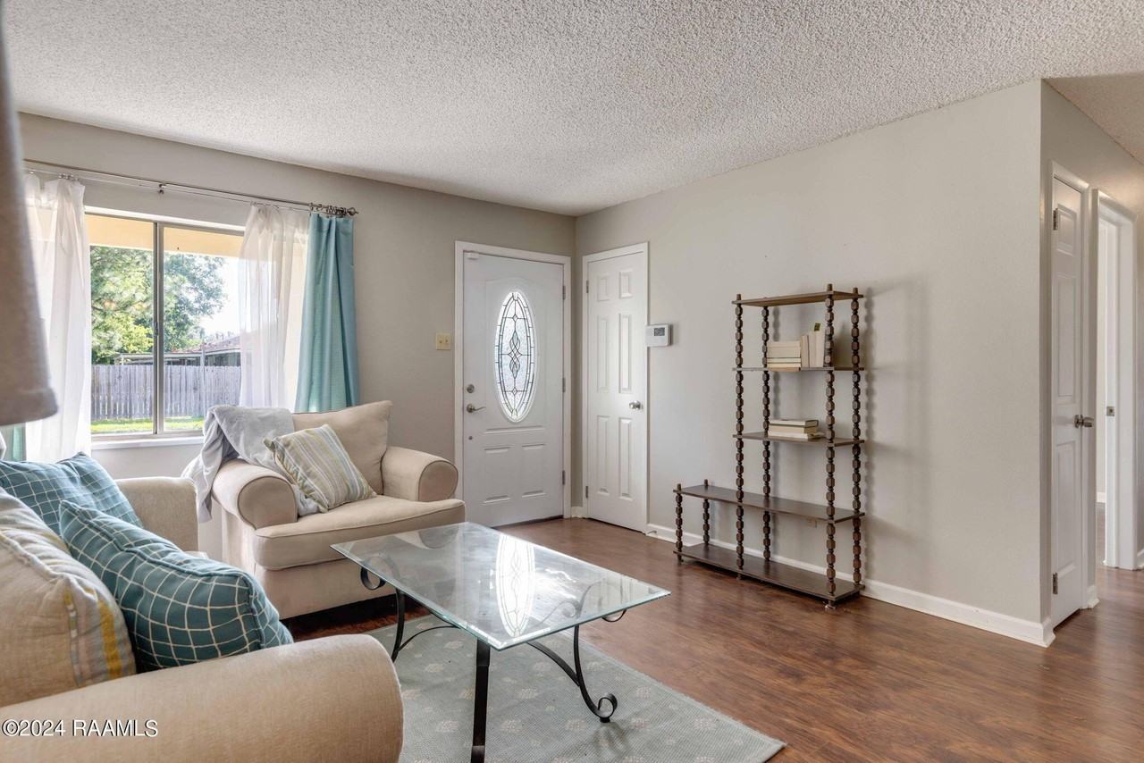 303 Plaza Village Dr - Photo 3 of 20