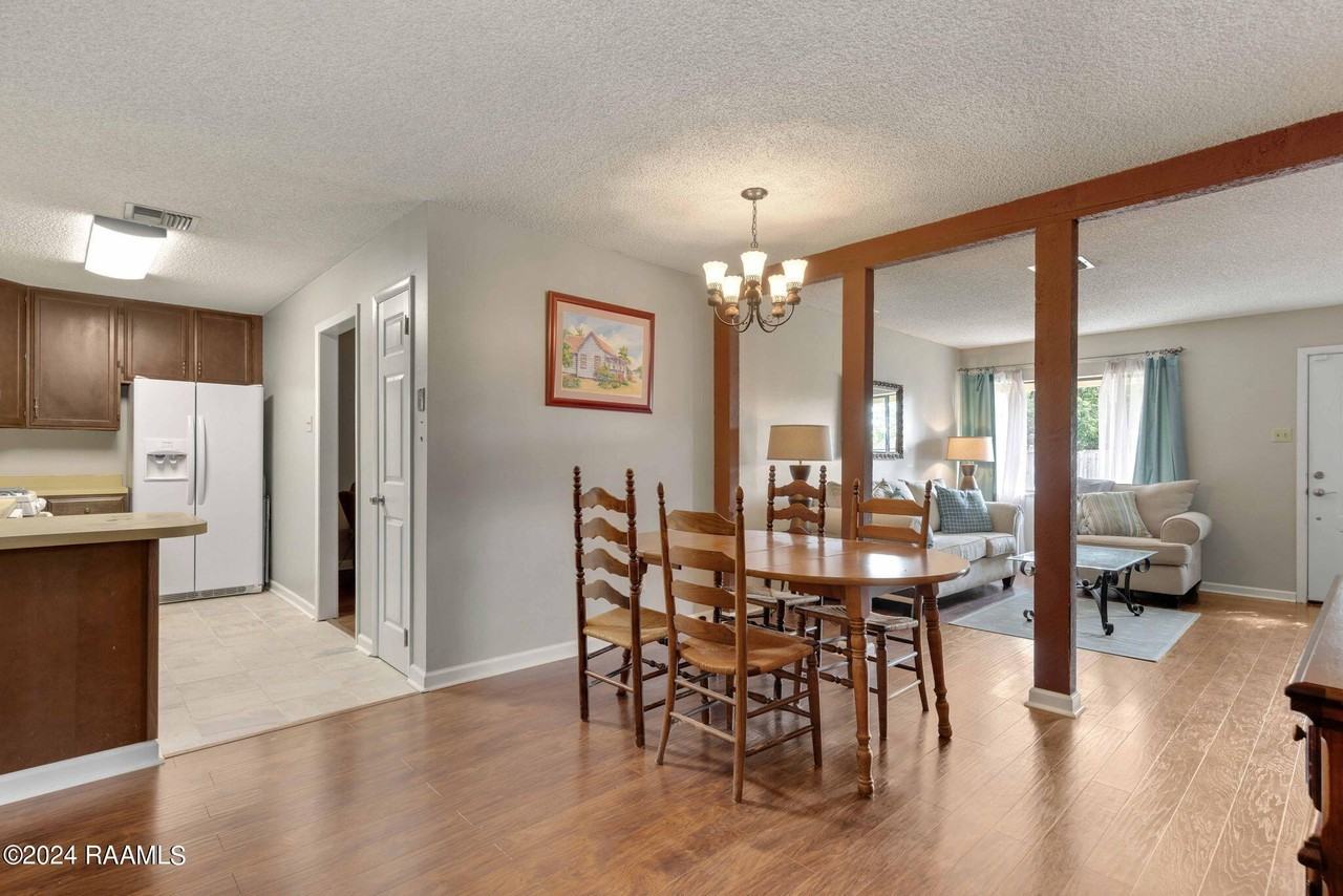 303 Plaza Village Dr - Photo 6 of 20