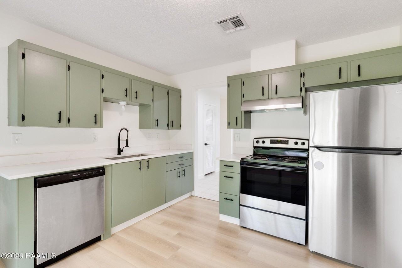 304 W Broussard St - Photo 4 of 19