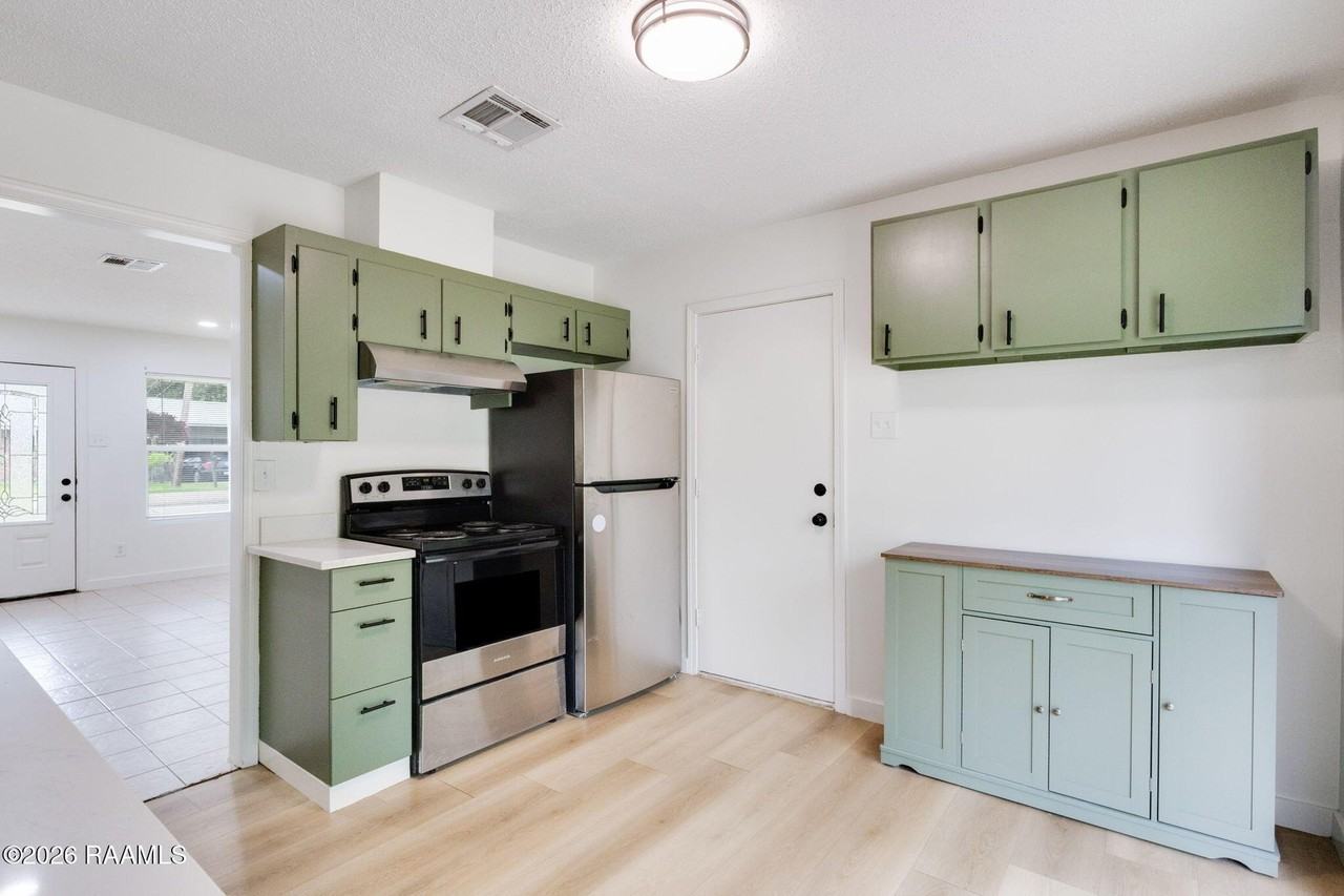 304 W Broussard St - Photo 5 of 19
