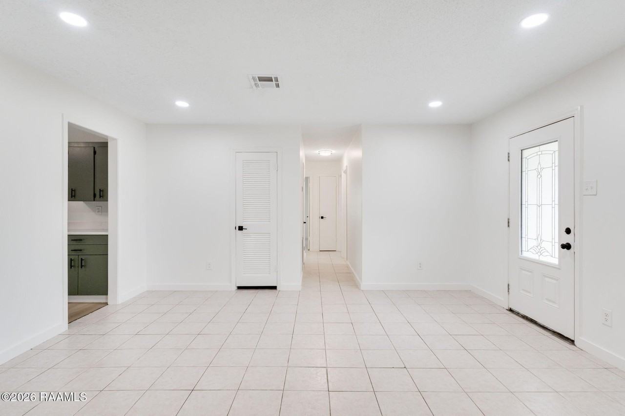 304 W Broussard St - Photo 7 of 19