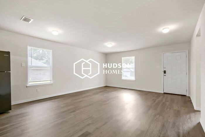 2402 Smith Dr - Photo 3 of 14