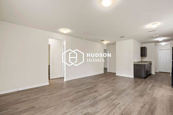 2402 Smith Dr - Photo 4 of 14