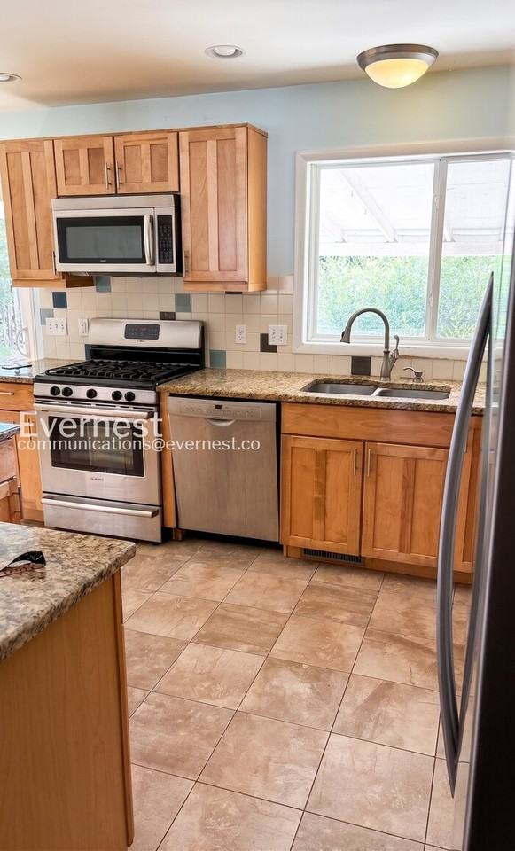 380 Martin Dr - Photo 5 of 16