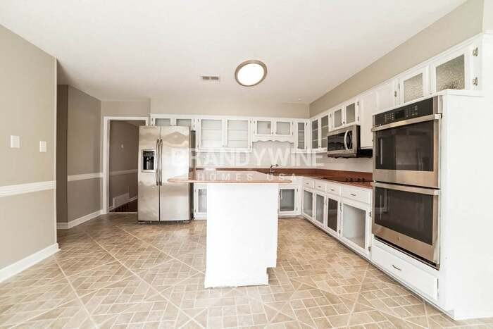 7477 Stonington Dr - Photo 4 of 19