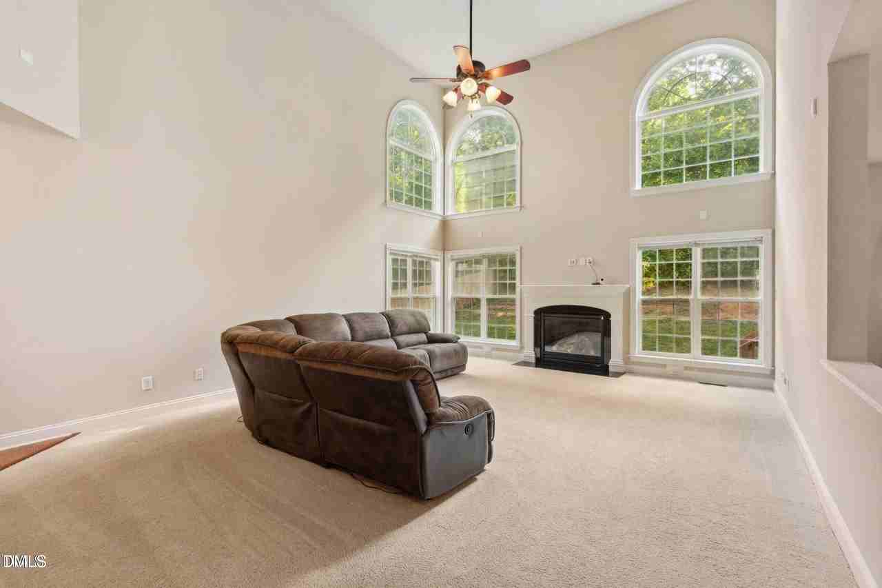 8620 Forester Ln - Photo 4 of 35