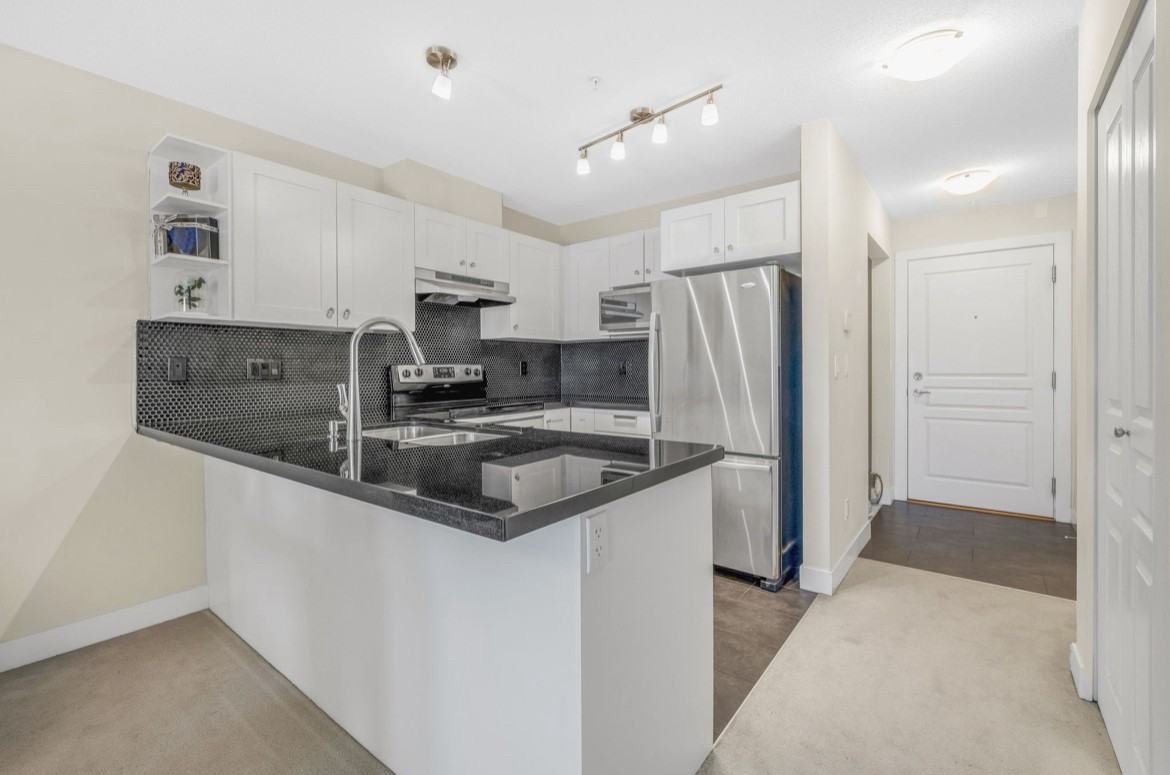 4550 Fraser St - Photo 6 of 20