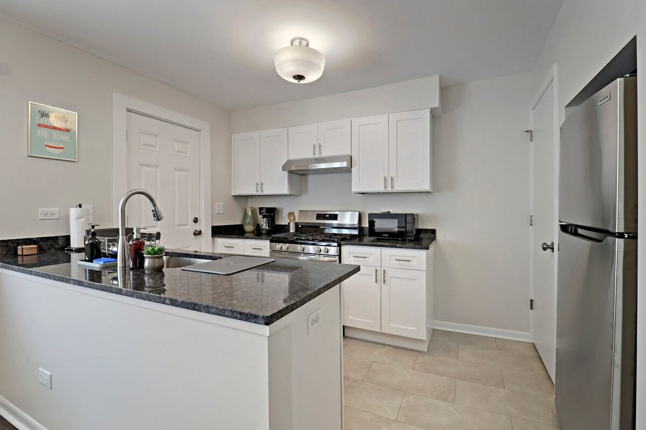 2248 Linden Ave #1569688P - Photo 3 of 15
