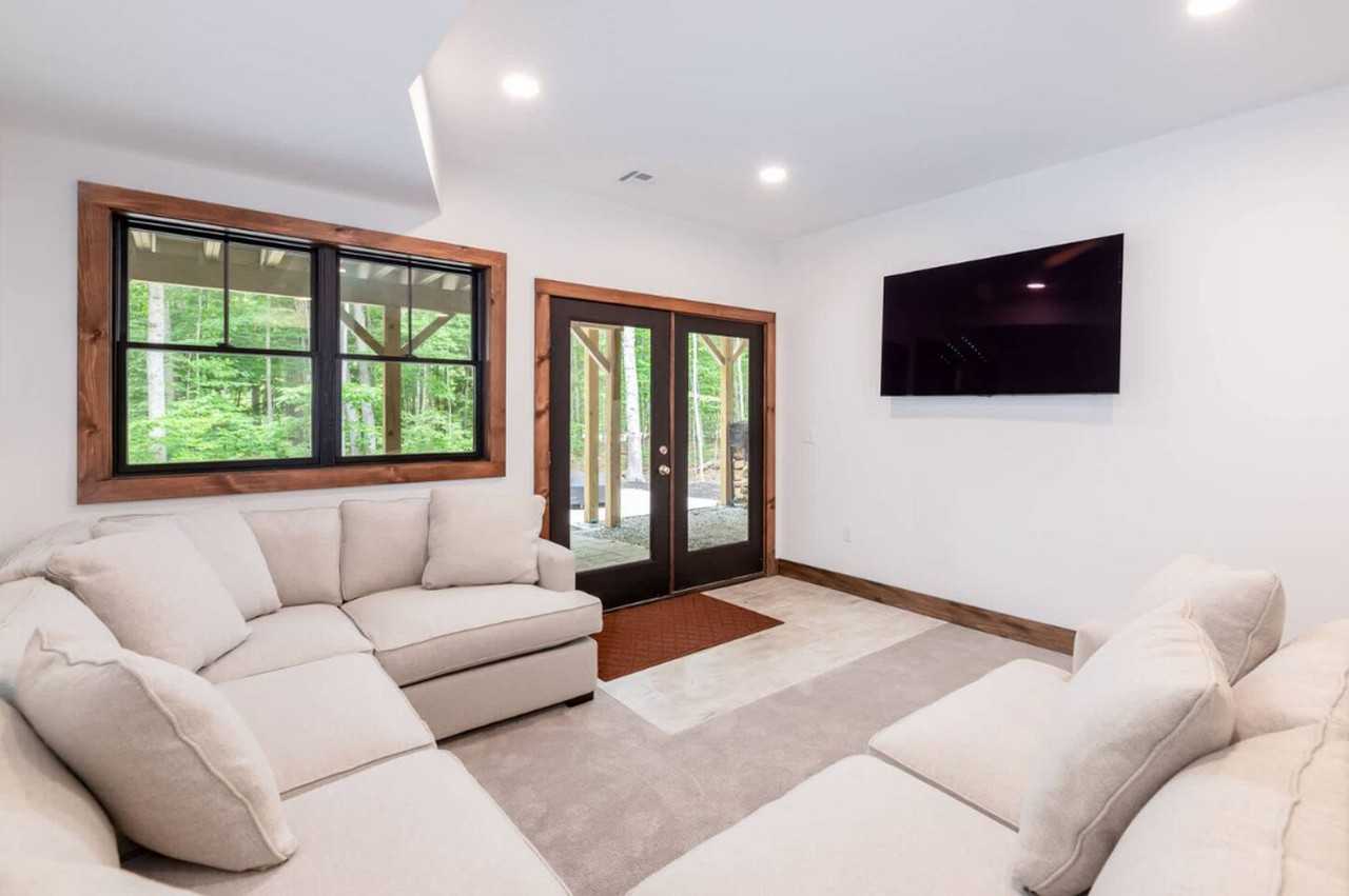216 S Peak Rd #1571375P - Photo 4 of 38