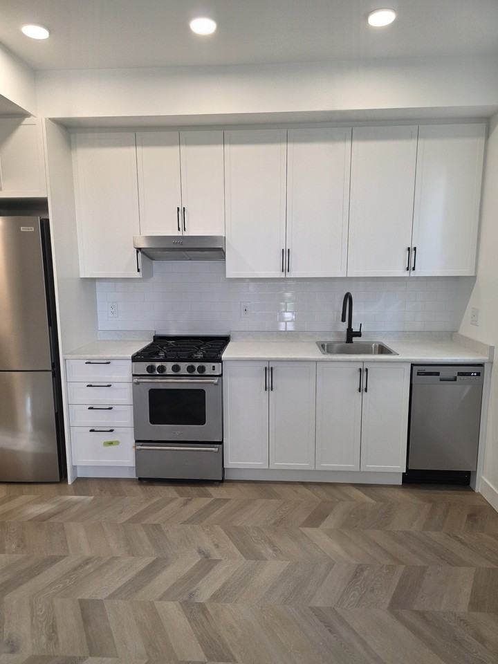 720 Robinson St #B - Photo 7 of 8