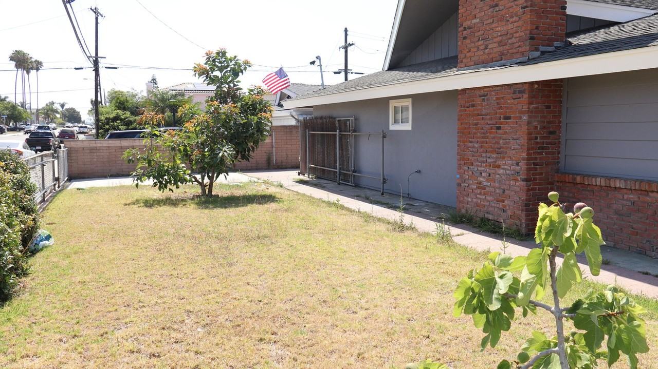 903 11th St - Photo 2 of 16