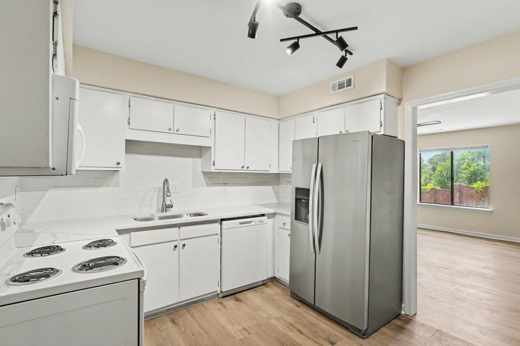 1309 Hudson Ave - Photo 6 of 19