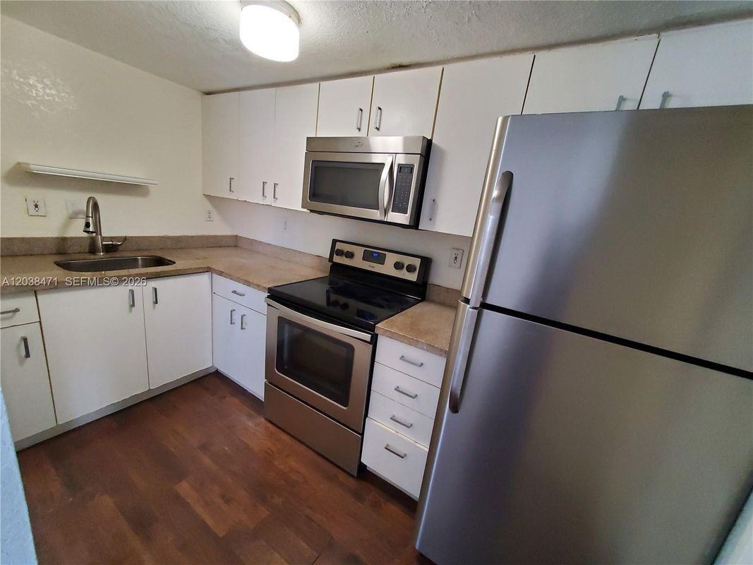 300 Nw 84th Ter - Photo 2 of 3