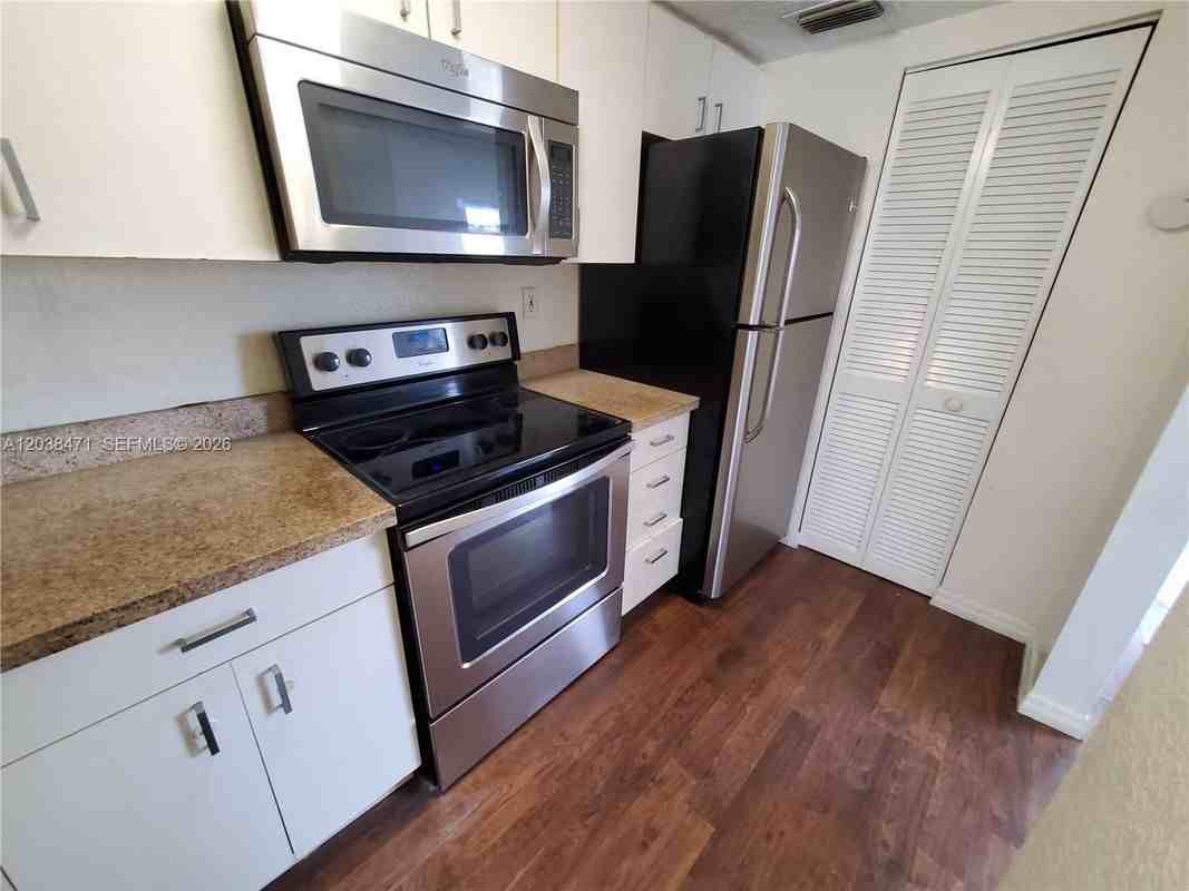 300 Nw 84th Ter - Photo 3 of 3